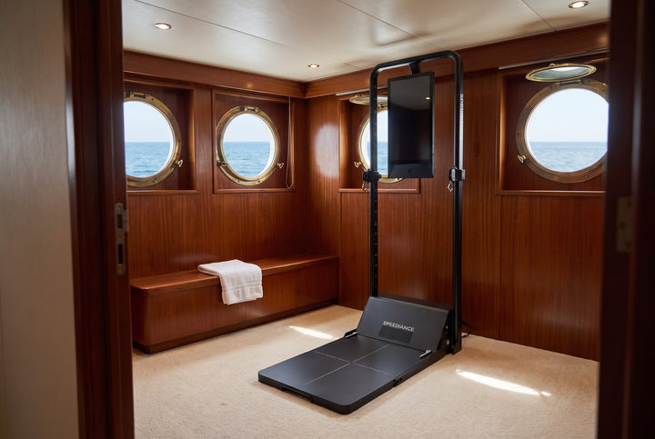 Gym Monster 3 i en yachthytt med mahognypanel