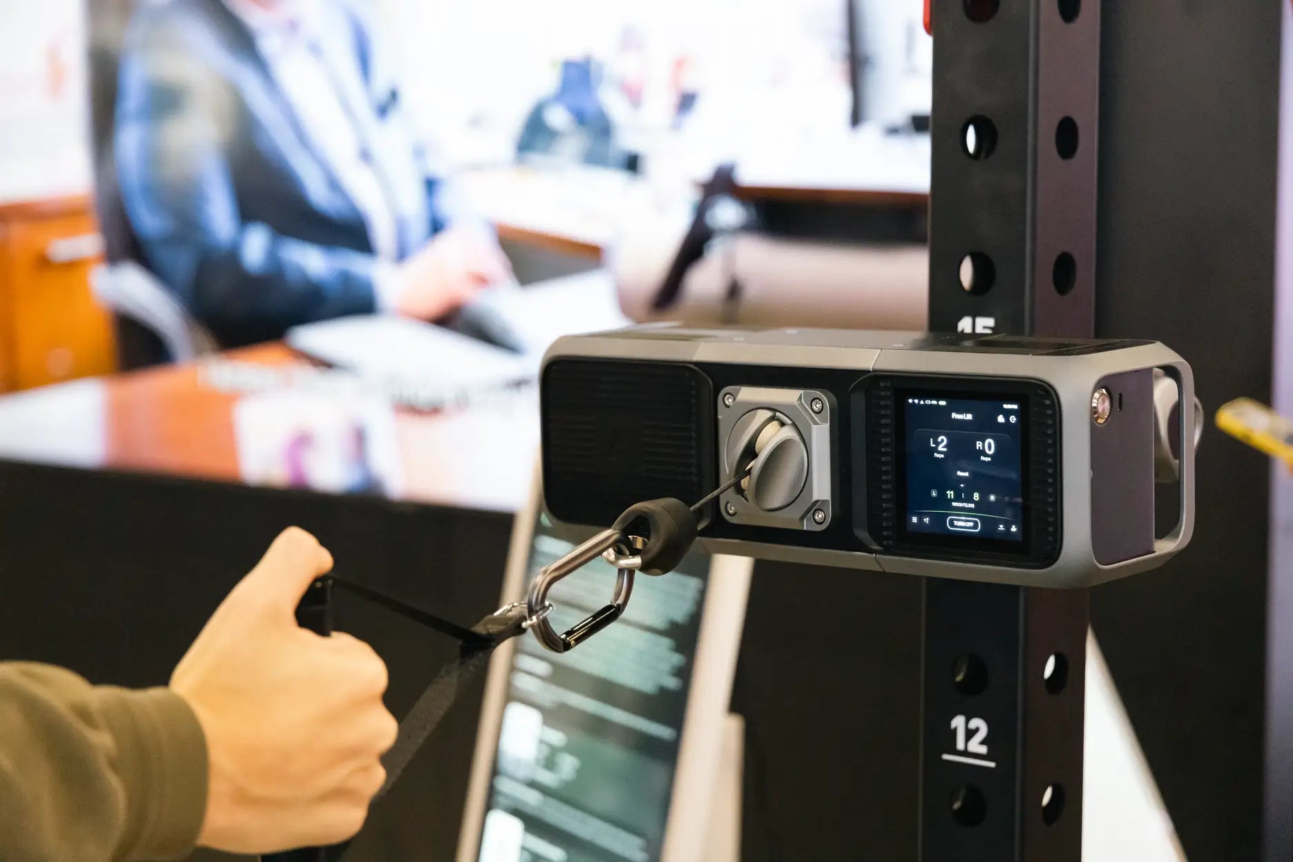 Un visitante probando el Gym Nano en el CES 2026