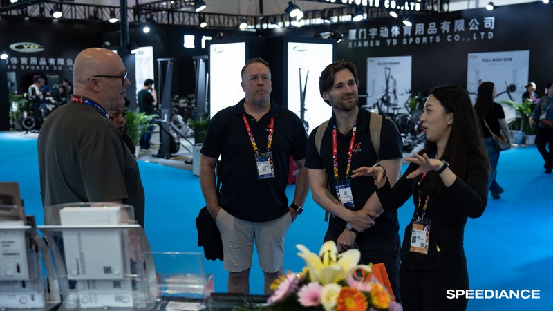 Visitantes en el stand de Speediance