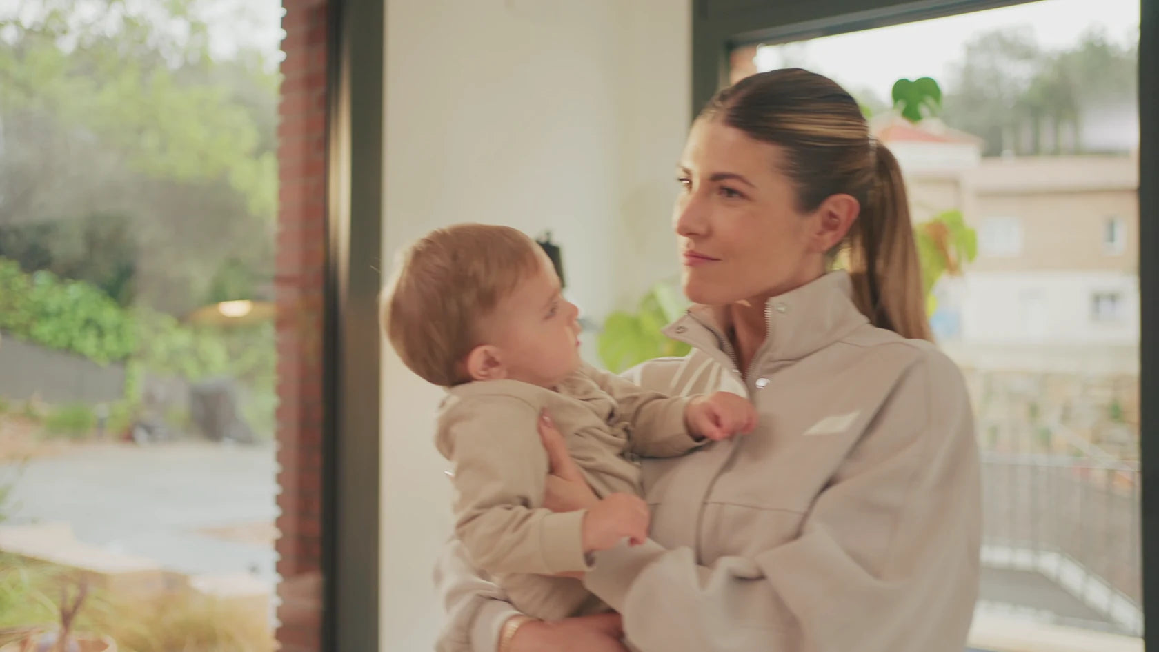 Eng Mamm deelt e roueg Moment mat hirem Puppelchen doheem, aus dem Speediance-Familljefilm