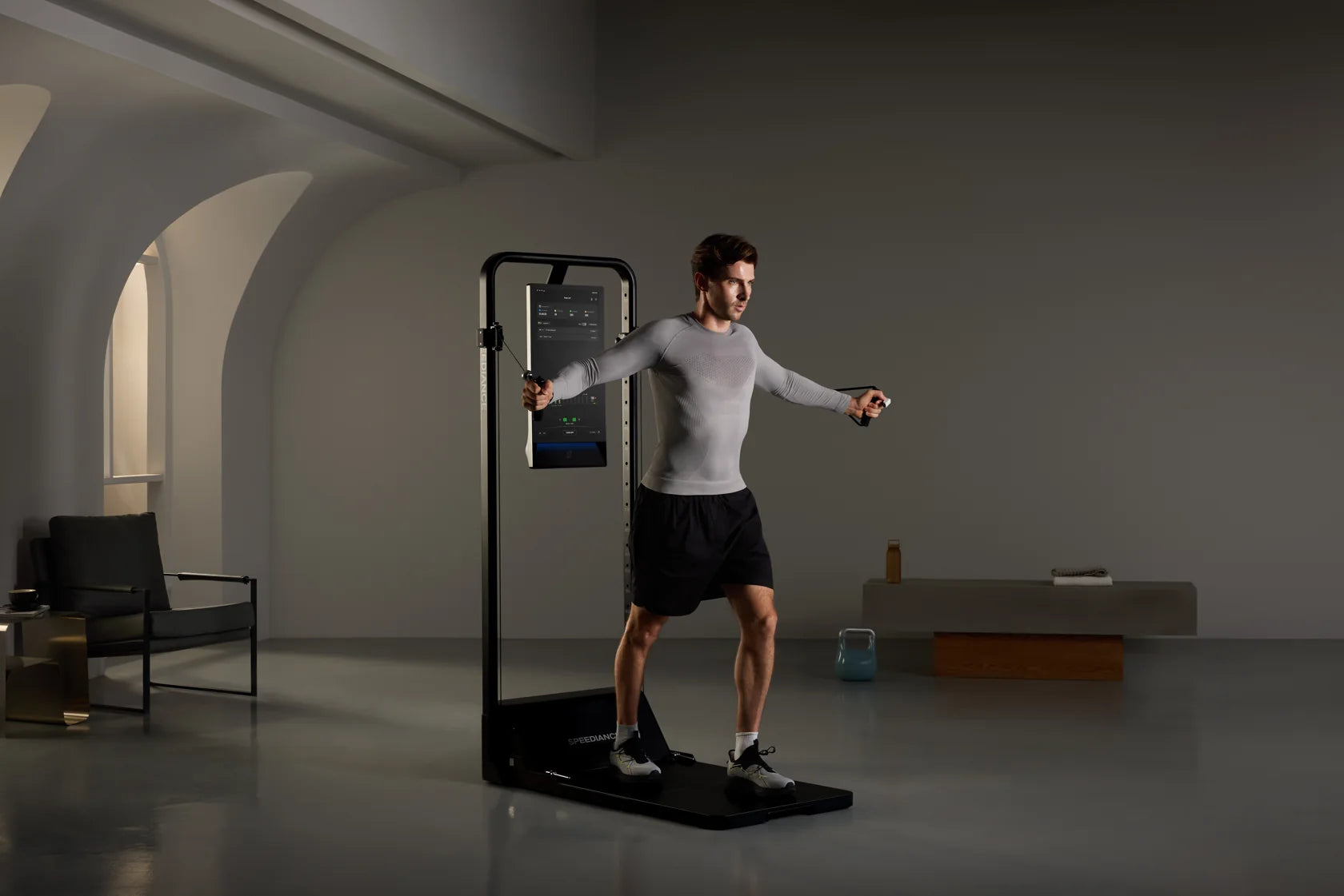 Un homme s’entraîne sur Gym Monster 3 dans une pièce calme à la lumière douce