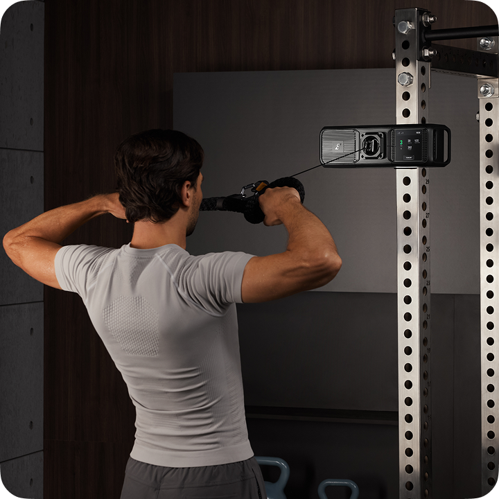 Utøver som gjør face pull med Gym Nano