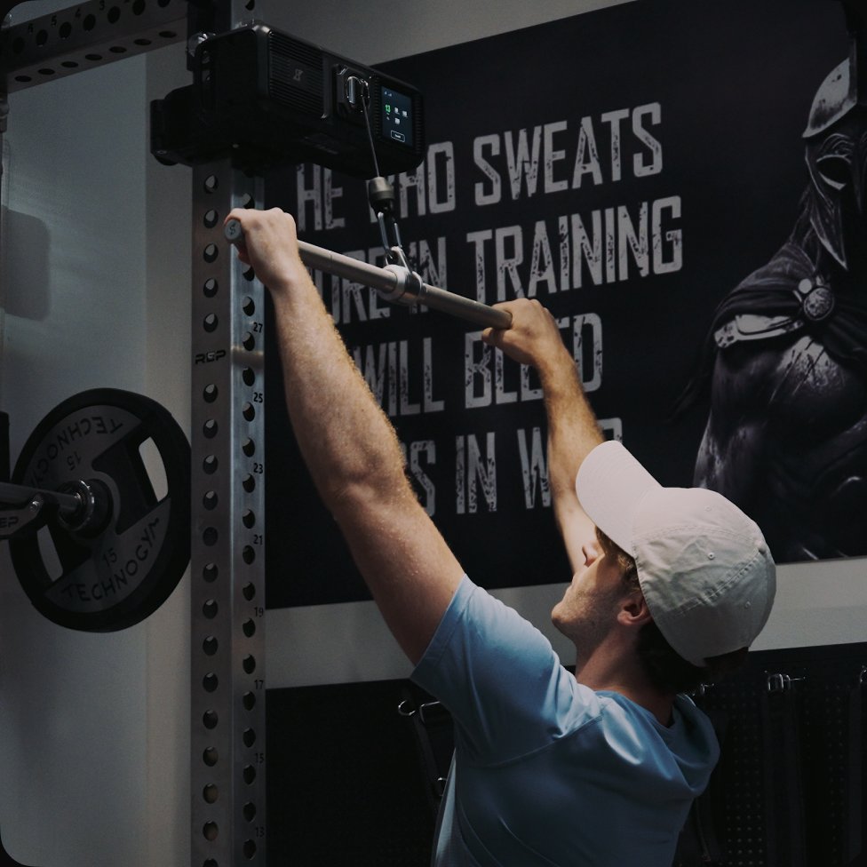 Utøver som bruker trekklengden på Gym Nano