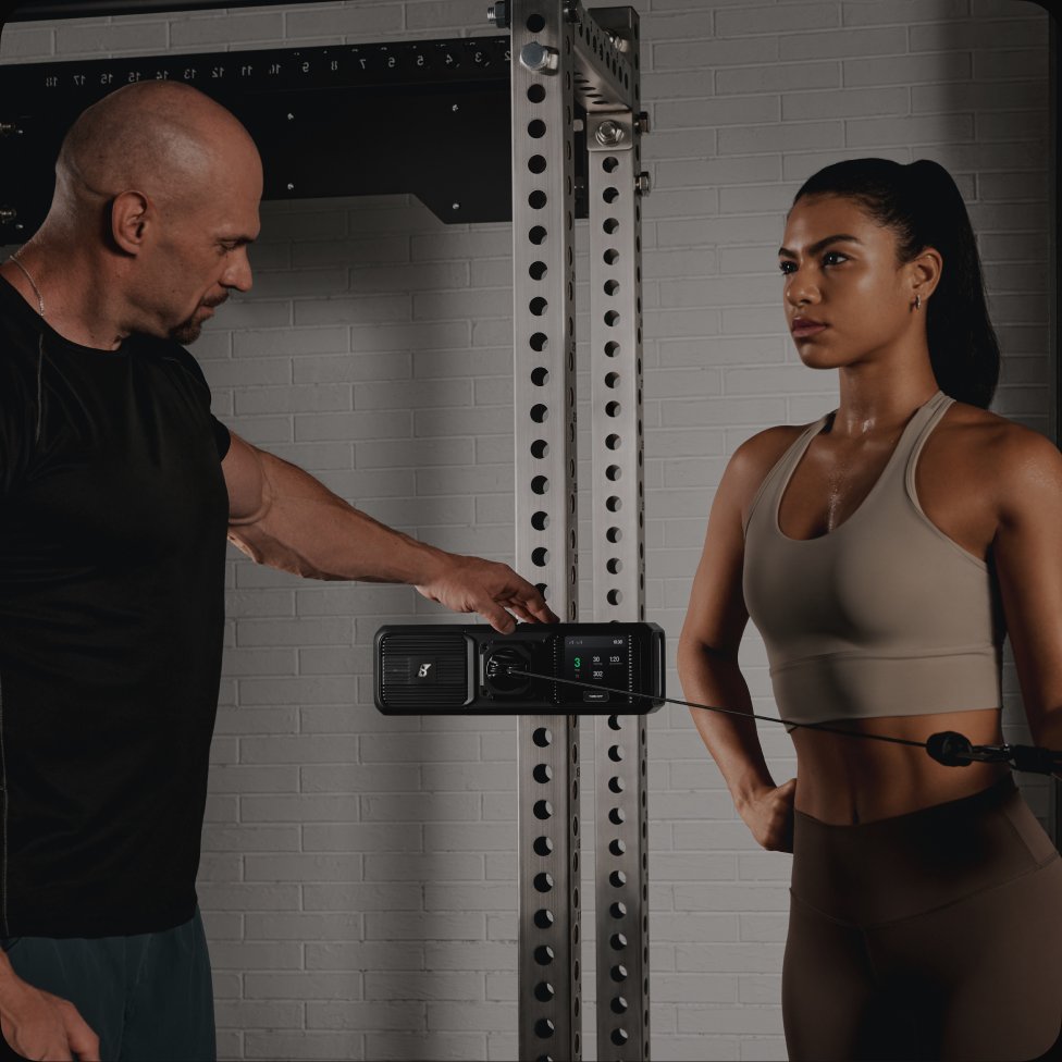Utøver som gjør klar Gym Nano til prestasjonstrening